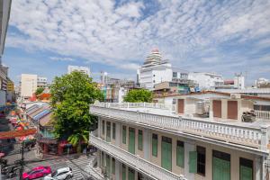 een uitzicht op de stad vanuit een gebouw bij Exoresidence The Heart of Chinatown in Bangkok
