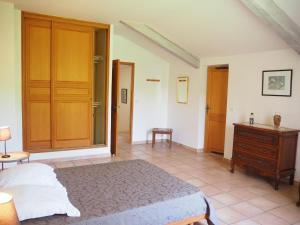 1 dormitorio con 1 cama y vestidor en Pretty stone house with terrace and garden, Lussan, en Lussan