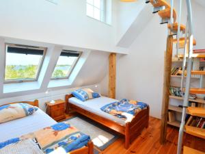 Krevet ili kreveti u jedinici u okviru objekta Beautiful holiday home with direct access to the lake Podamirowo