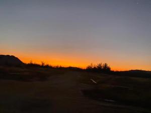 una puesta de sol en un campo con un camino de tierra en TRI'S Homestay, en Quy Nhon