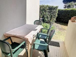 een tafel en stoelen op een patio bij Appartement Saint-Cyprien, 1 pièce, 2 personnes - FR-1-732-6 in Saint-Cyprien