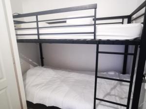 Ce dortoir comprend des lits superposés. dans l'établissement Maison Argelès-sur-Mer, 3 pièces, 5 personnes - FR-1-732-16, à Argelès-sur-Mer