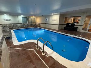 a large swimming pool in a hotel room at King's Inn Mason,Ohio in Cincinnati