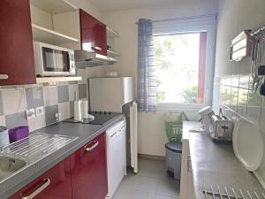 a small kitchen with a sink and a refrigerator at Villa Idéale avec Piscine Chauffée à 1500m des Plages, 3 Chambres et Parking, Argelès-sur-Mer - FR-1-732-31 in Argelès-sur-Mer +11 photos