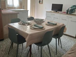 tavolo da pranzo con sedie e tavolo con bicchieri da vino di Maison Saint-André, 3 pièces, 4 personnes - FR-1-732-36 a Saint-André
