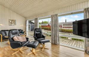 sala de estar con 2 sillas y TV de pantalla plana en Lovely Home In Nordborg With Kitchen, en Nordborg