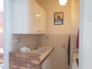 een keuken met een wastafel en een bakstenen muur bij Appartement Saint-Hilaire-de-Riez, 3 pièces, 4 personnes - FR-1-324A-49 in Saint-Hilaire-de-Riez