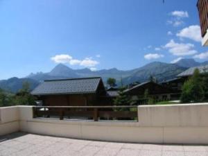 a view of a house with mountains in the background at Appartement 2 chambres tout équipé avec terrasse et parking couvert – Crest-Voland - FR-1-733-132 in Crest-Voland