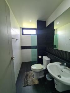 Koupelna v ubytování MaZ Townhome Modern Luxury 19