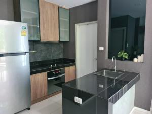 Kuchyň nebo kuchyňský kout v ubytování MaZ Townhome Modern Luxury 19