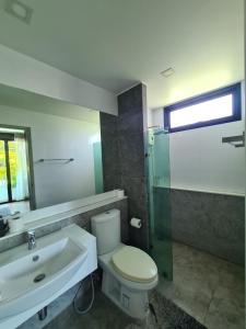Koupelna v ubytování MaZ Townhome Modern Luxury 19