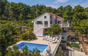 una vista aérea de una casa con piscina en Nice Home In Lumbarda With Outdoor Swimming Pool, en Lumbarda