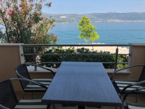 un tavolo e sedie su un balcone affacciato sull'acqua di Apartments Toni a Trogir