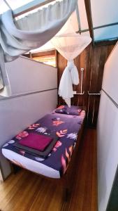 uma pequena cama na parte de trás de um barco em AA Backpackers Hostel em Pantai Cenang