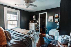 - une chambre avec un lit et un ventilateur de plafond dans l'établissement East Stevens Home, à Culpeper
