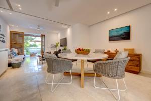 ein Esszimmer und ein Wohnzimmer mit einem Tisch und Stühlen in der Unterkunft El Careyes Club & Residences in Costa Careyes