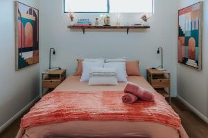 ein Schlafzimmer mit einem großen Bett mit Kissen darauf in der Unterkunft Little Mary in Bremer Bay