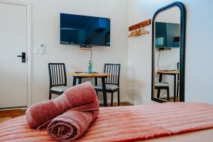 ein Schlafzimmer mit einem Bett mit rosa Handtüchern darauf in der Unterkunft Little Mary in Bremer Bay