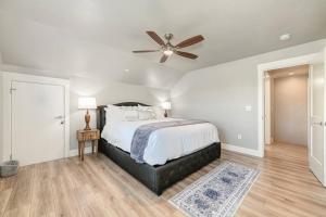 1 dormitorio con 1 cama y ventilador de techo en Cozy Two-Story Cottage Near Historic Folsom! en Folsom