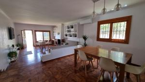 Villa Lucía - Benalmádena Costa في بينالمادينا: غرفة طعام وغرفة معيشة مع طاولة وكراسي