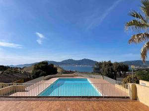 a swimming pool on top of a house at Charmant 2 pièces avec vue sur mer à Porticcio en Corse du Sud in Porticcio