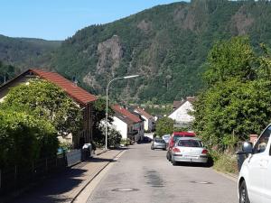 una calle con coches estacionados en el lado de una montaña en Helmine, en Mettlach