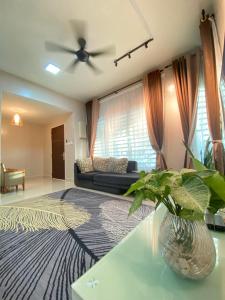 uma sala de estar com uma cama e um sofá em Homestay Aalaiya Bertam Kepala Batas - Fully Aircond em Kepala Batas
