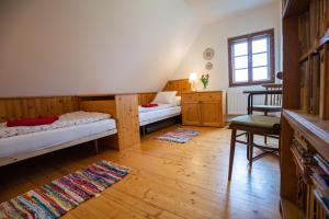 Postel nebo postele na pokoji v ubytování chalupa Pod Metodkou + 32 fotografií