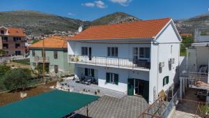 - une vue aérienne sur une maison avec une piscine dans l'établissement Apartments Kati - garden, à Trogir