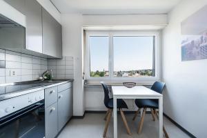 cocina con mesa, sillas y ventana en Cooldis 8 !Gratis Parken, Free Parking!, en Kreuzlingen