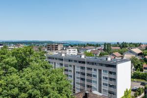 een luchtzicht op een gebouw in een stad bij Cooldis 8 !Gratis Parken, Free Parking! in Kreuzlingen
