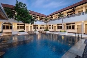 una piscina en medio de un edificio en The Mahata en Legian