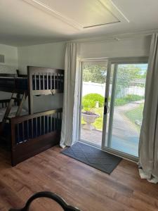 Unique guest house loft في سبرينج ليك: غرفة مع باب زجاجي منزلق إلى الفناء