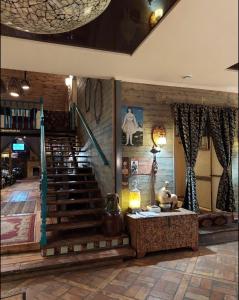 un vestíbulo con una escalera y una mesa en una habitación en apartment on Orozbekova st 2/2, en Bishkek 1 foto más