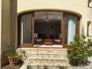 einen Eingang zu einem Haus mit einer Glastür in der Unterkunft VILLAS COSETTE Villa Brava in Calonge + 29 Fotos