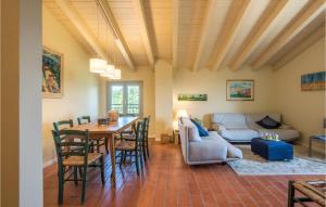 sala de estar con mesa y sofá en Casa Le Ginestre, en Starda