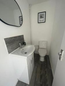 Baño blanco con lavabo y aseo en JB Stays /Free Parking/Family/Contractors, en South Norwood