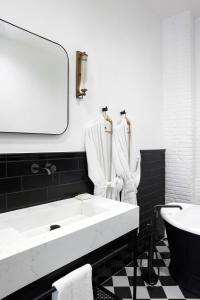 Koupelna v ubytování Allegro Neve Tzedek Boutique Suites - By HOMY