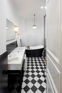 Ένα μπάνιο στο Allegro Neve Tzedek Boutique Suites - By HOMY