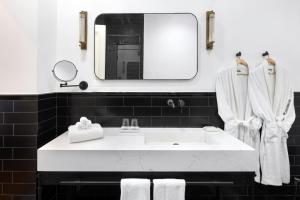 Koupelna v ubytování Allegro Neve Tzedek Boutique Suites - By HOMY