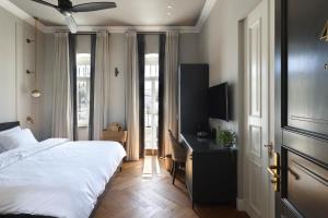 Postel nebo postele na pokoji v ubytování Allegro Neve Tzedek Boutique Suites - By HOMY
