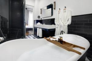 Postel nebo postele na pokoji v ubytování Allegro Neve Tzedek Boutique Suites - By HOMY