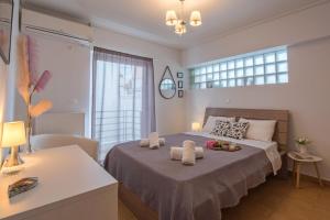 1 dormitorio con 1 cama con toallas en Apartment in the Historical Center of Athens, en Atenas