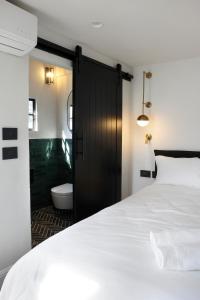 Postel nebo postele na pokoji v ubytování Allegro Neve Tzedek Boutique Suites - By HOMY