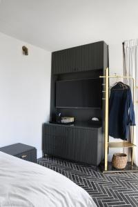 Postel nebo postele na pokoji v ubytování Allegro Neve Tzedek Boutique Suites - By HOMY
