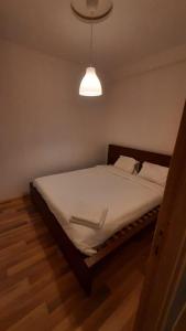 Apartment Hotel With Restaurant & Parking في تازة: غرفة نوم مع سرير كبير مع ضوء