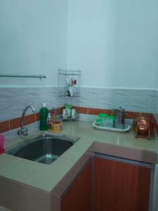 uma cozinha com um lavatório e uma bancada em Room 345 em Kota Bharu
