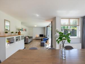 cocina y sala de estar con mesa y comedor en Gorgeous Holiday Home in Wolphaartsdijk with Garden, en Wolphaartsdijk