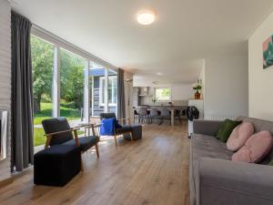 sala de estar con sofá y mesa en Gorgeous Holiday Home in Wolphaartsdijk with Garden, en Wolphaartsdijk