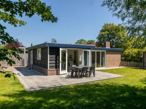 Casa pequeña con patio y mesa en Gorgeous Holiday Home in Wolphaartsdijk with Garden, en Wolphaartsdijk